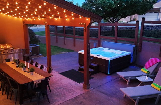 Sg1 Luxury Private Hot Tub Oasis, Near Arches National Park, Sleeps 6-8.