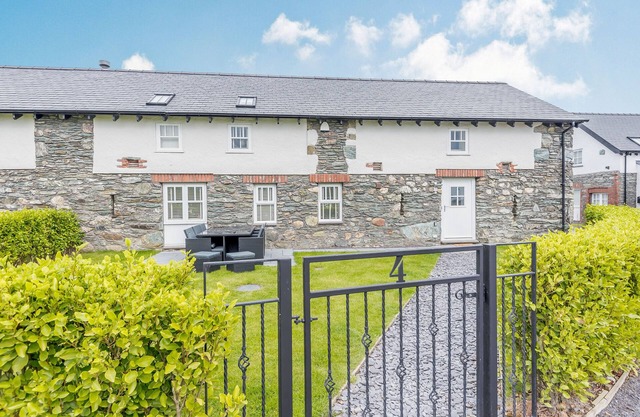 SGUBOR, pet friendly, luxury holiday cottage in Valley