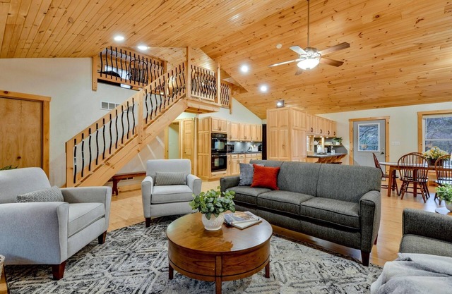 SHADE MOUNTAIN RETREAT ★ CEDAR BARREL SAUNA & HOT TUB! ★ 28 ACRES ★ SLEEPS 20