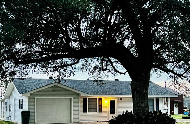 Shady Oak Cozy Getaway - Lake Charles, LA