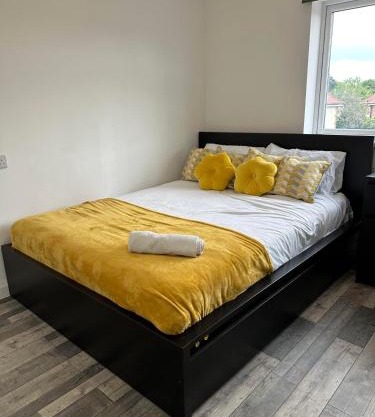 Shakespeare House 5 bedroom 7 beds stay up to 12 people