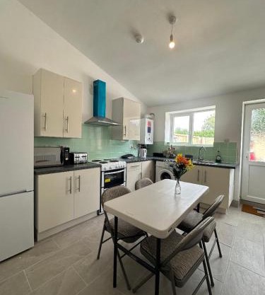 Shakespeare House 6 bedroom 10 beds stay up to 14 people