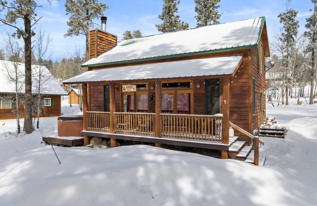 Shangri Lodge-Terry Peak Cabin with Hot Tub