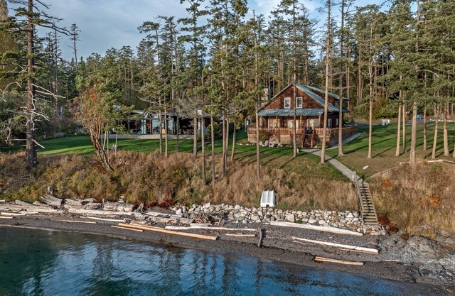 Shared beach on San Juan Island! Stunning Sunsets! (OBB)
