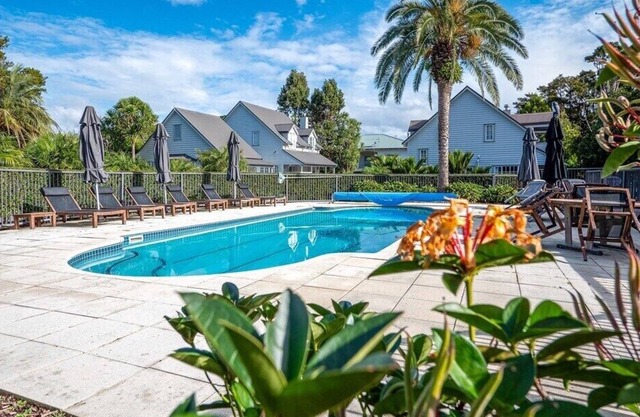 Shared Heated Swimming Pool and spa Pool. Three Minute Walk to Russell Cafes