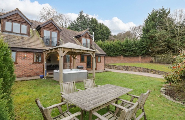 SHATTERFORD LAKES, family friendly, with hot tub in Shatterford