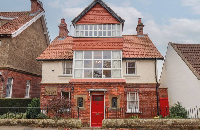 SHEEN COTTAGE, pet friendly, country holiday cottage in Fylingthorpe