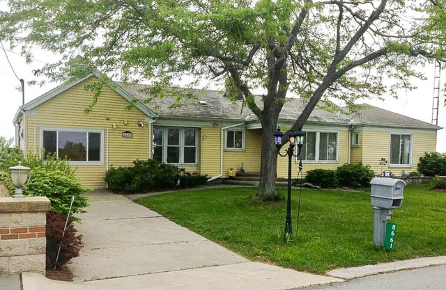 "SHELLSEEKER" 4 BED LAKEFRONT PRIVATE BEACH SLEEPS 14 plus