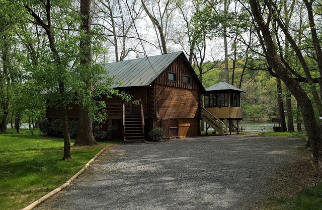 Shenandoah Shores Waterfront Log Cabin