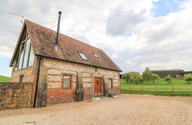 SHEPHERD'S BARN, pet friendly, with open fire in Milborne St Andrew