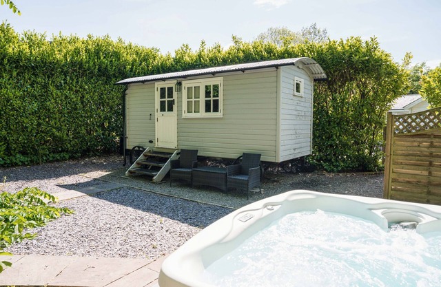 Shepherd's hut with hot tub in its own secluded garden
