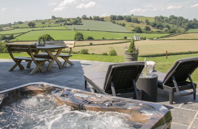 SHEPHERD'S REST, pet friendly, luxury holiday cottage in Montgomery