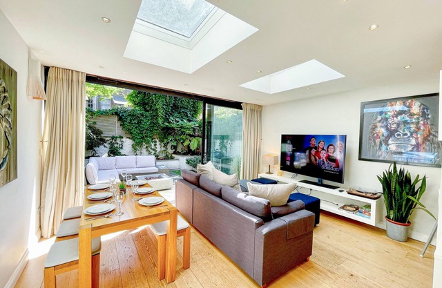 Shepherds Bush 2-bedroom | Patio with Fire Pit