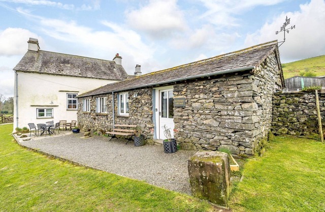 SHEPHERDS COTTAGE, family friendly, with hot tub in Hawkshead