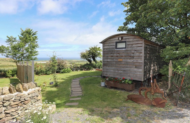SHEPHERD’S STONE, romantic, with hot tub in Llanfaethlu