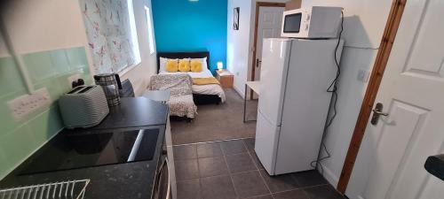 Sheridan House - Self contain flats Long or Short Stay Special Rate Available