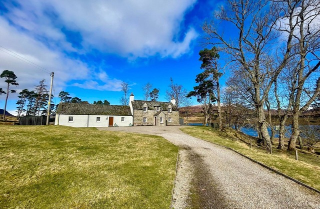 Sherrabeg Cottage - a cottage that sleeps 8 guests in 4 bedrooms