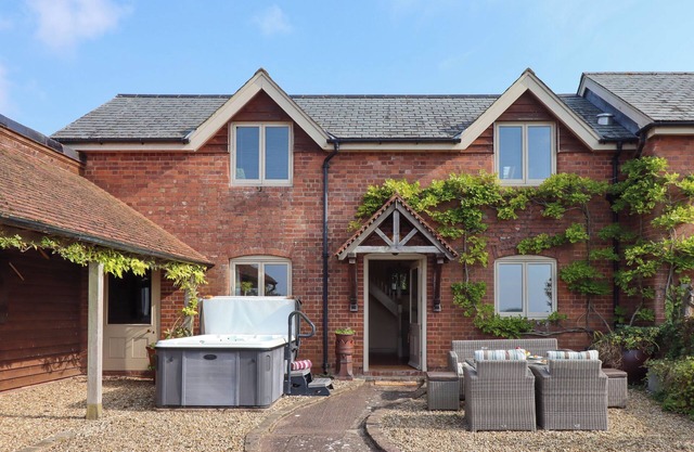 SHERWAY SHIPPEN, family friendly, with hot tub in Bradninch