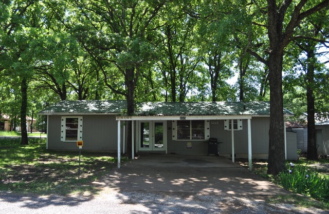 Sherwood Oaks Lodge Sleeps 4-5.