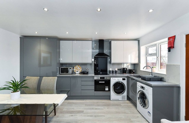 Sherwood Street - Picturesque 2 Bedroom Bungalow with 2 En-suite Bathroom