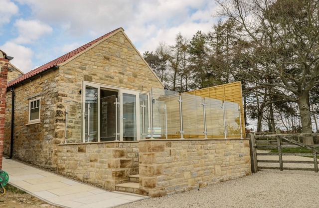 SHIPPON, romantic, character holiday cottage in Beadlam