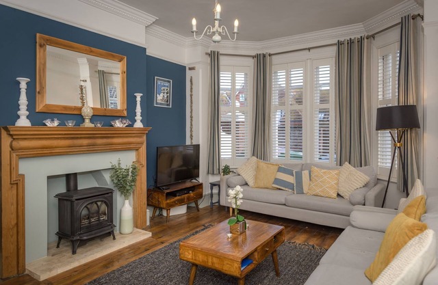 Shipside - spacious, stylish patio garden apartment in Meads village area