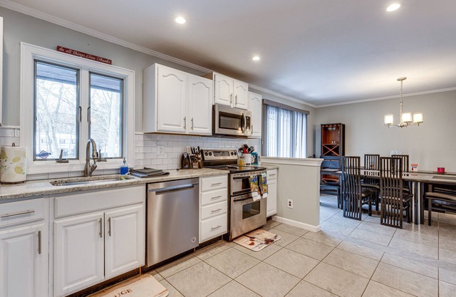 Shirley Vacation Rental w/Hot Tub, 7 Mi to Beach!