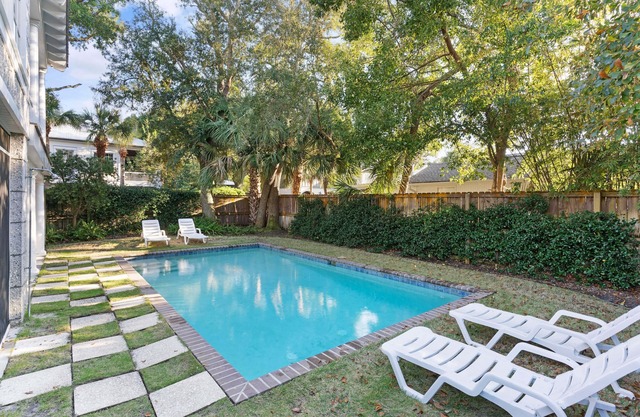 Shore am Happy located at the 8th Street Beach Entrance, sleeps 12 w/large Pool