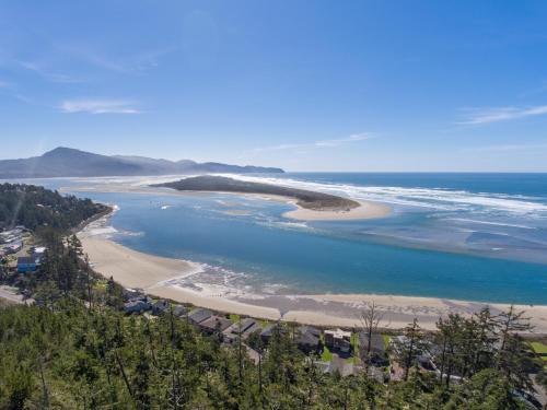 Shoreline Solace: Ocean View Townhouse Tillamook