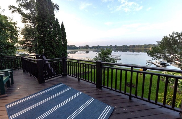 Shoreview Lakeside Cottage