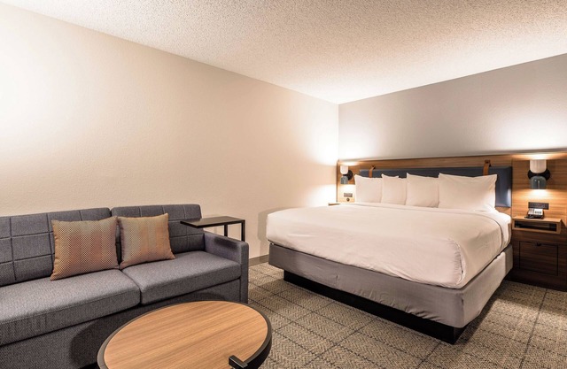 Short Drive to Mandalay Canal Walk at Las Colinas! FREE Parking, Pets Allowed!
