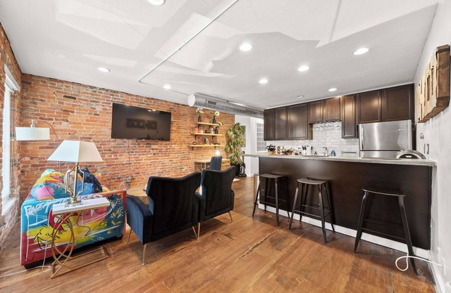 Short North Lounge - Stay for 2