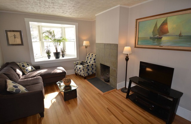Short Walk Downtown - Stylish and Bright - Private Hot Tub