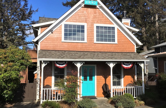 Short walk to beach, fully equipped home, WiFi, & quiet neighborhood!