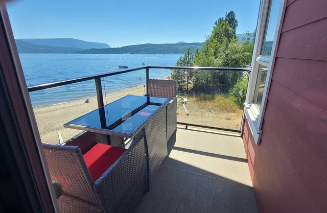 SHUSWAP LAKE SHUSWAP BEACHFRONT BY THE PARK BOAT SLIP PIER DOCK TOWNHOUSE WIFI