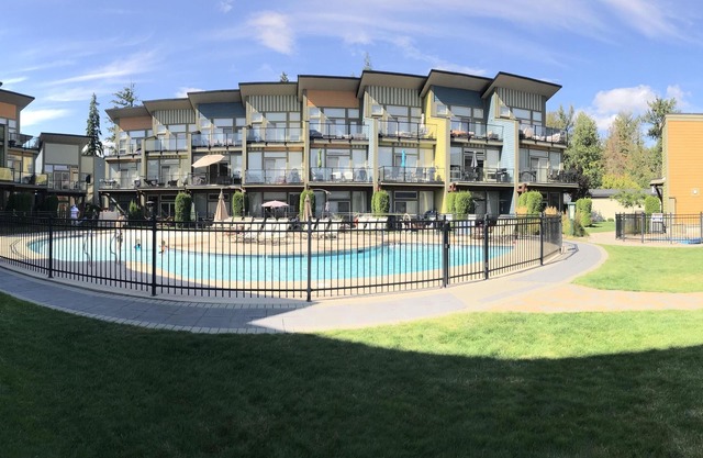 Shuswap Lakeside Retreat - Waterfront - Shuswap Vacations and Sledding Accommodation