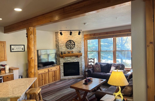 Shuttle to Slopes, Private Entrance, Hot Tub Access, Private Patio with Grill