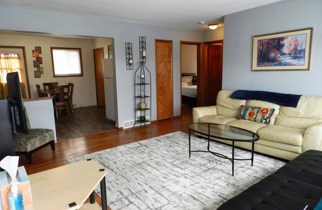 Side B-Cute and Comfortable Home near Waterfront