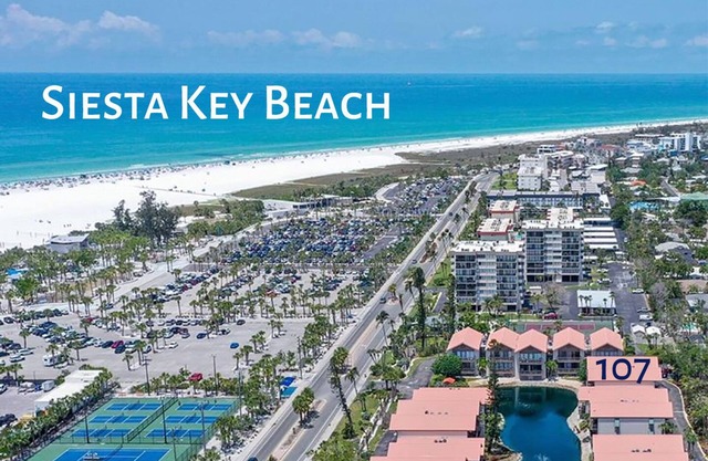 Siesta Key Townhome across from Pristine Sand & Blue Waters 2b/2b king queen