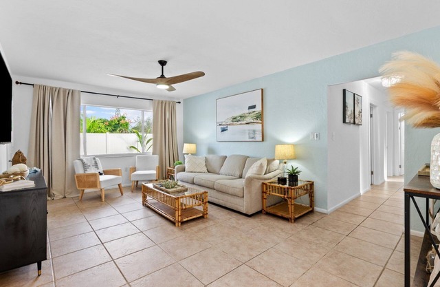 Siesta Vacation~10 mins to Beach & Downtown~Pet Friendly~King Bed~Fenced Yard