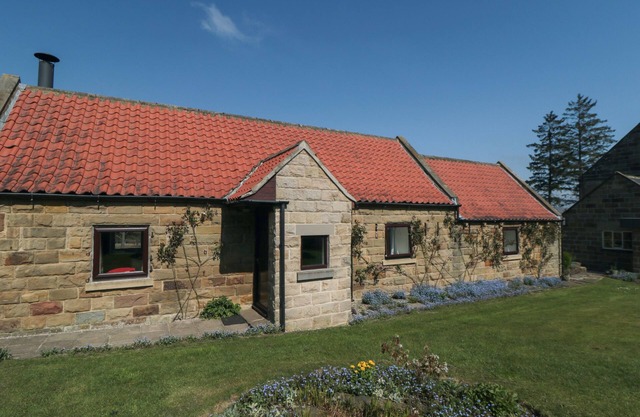 SILVER BIRCHES, pet friendly, character holiday cottage in Glaisdale