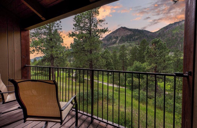 Silver Pines (#571) |10 min to Ski - Private Deck - Golf - AC - Pool/Hot Tub