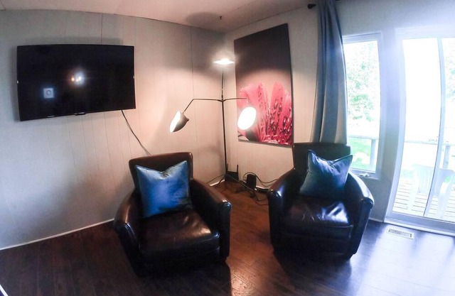 Silver Wood Cottage Overlooking Lake Simcoe!