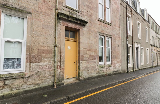 SILVERBELLS, pet friendly, character holiday cottage in Millport