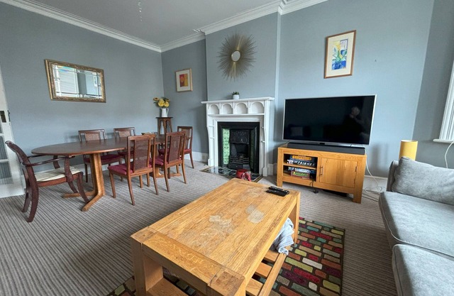 Silverdale Sunbeams, very spacious apartment walking distance to beach and town