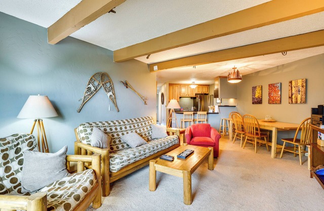 Silverthorne Condo w/Lake Views: 10 Mi to Skiing!