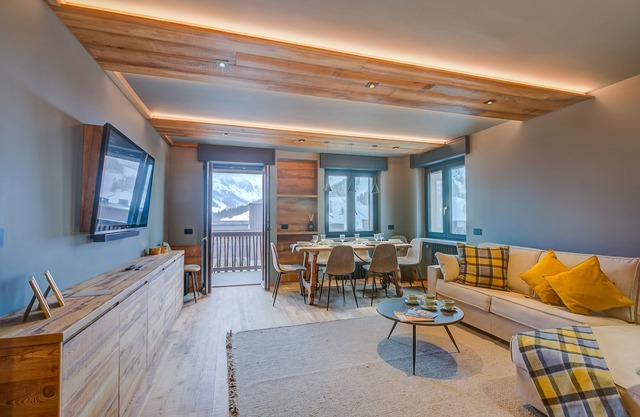 Simona Luxury Apartment few steps from sk, Sestriere, Italy