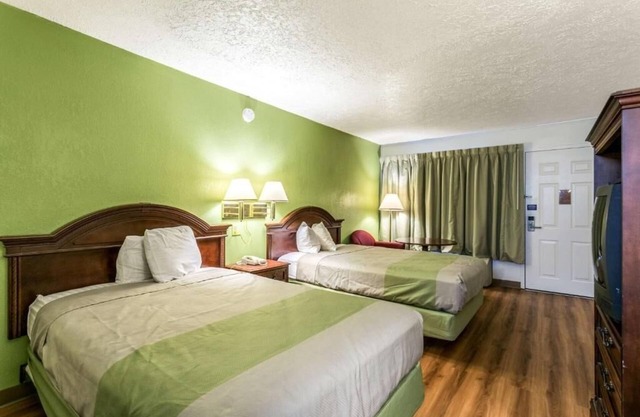 Simple Room w/Free Breakfast & Easy I-95 Access for Quick Stopovers