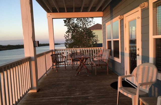 Simply the Best River House. 100+ 5 star reviews. Ideal for fishermen + families