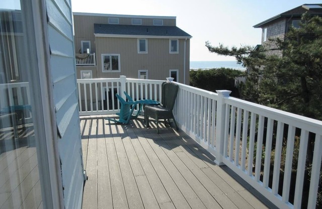 Single family home located just steps to the beach in Surf City - pet friendly so even the dog can.